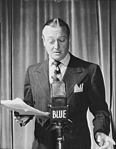 1942年美国演员Edmund Lowe手持脚本站在NBC蓝网广播麦克风前